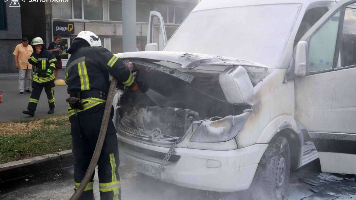 У Запоріжжі рятувальники ліквідували загоряння маршрутного таксі (відео)