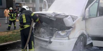 У Запоріжжі рятувальники ліквідували загоряння маршрутного таксі (відео)