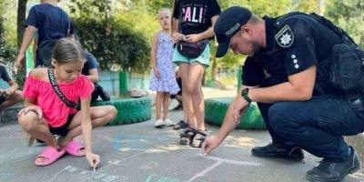 Поліція Запоріжжя навчає дітей правилам безпеки на дорозі, аби забезпечити їм безпечне дитинство