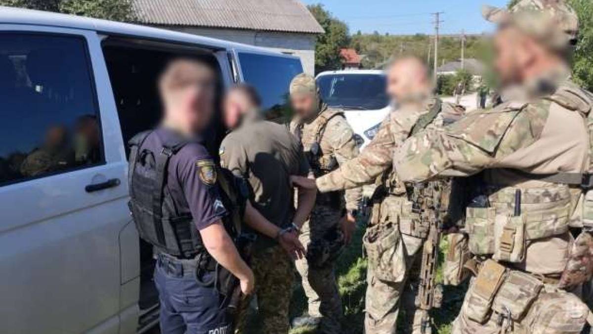 На Тернопільщині чоловік у військовій формі стріляв у людей: двоє загиблих, ще троє поранених