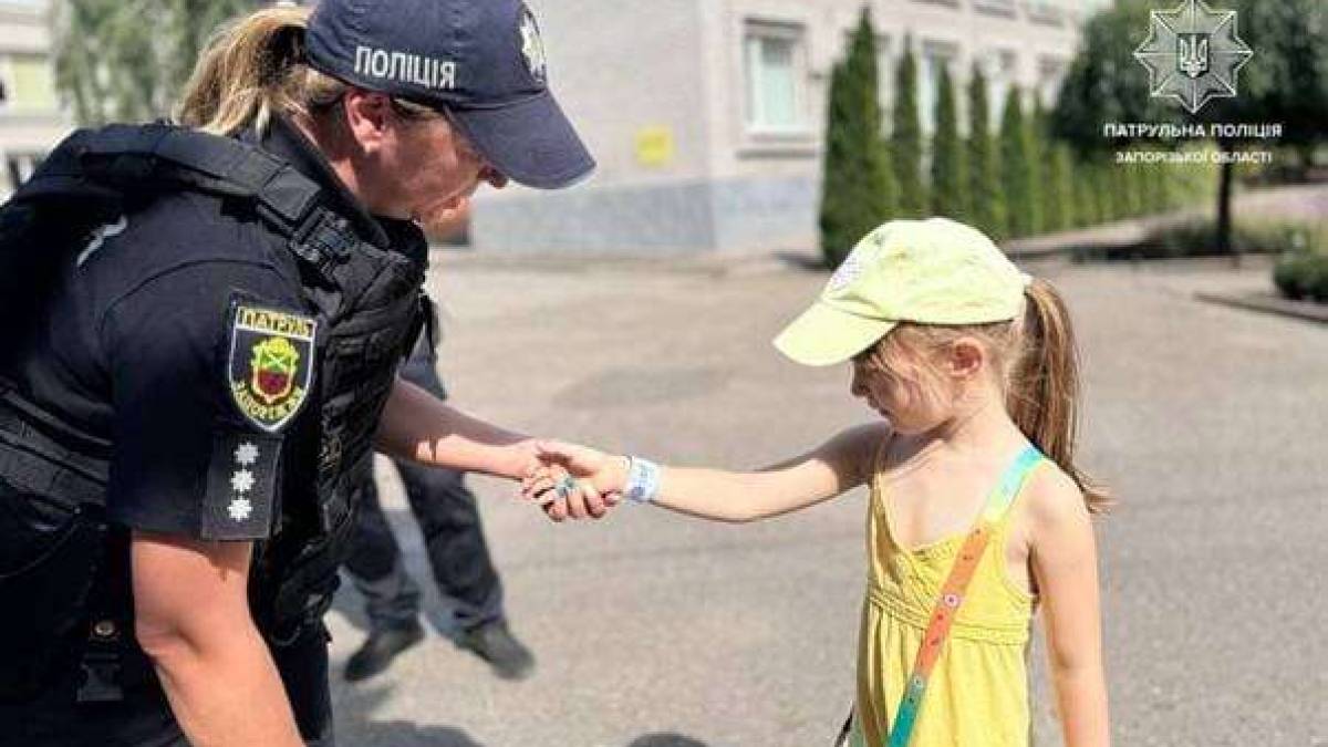 Безпека понад усе: поліція Запоріжжя дарує світловідбивачі дітям для безпеки на дорозі