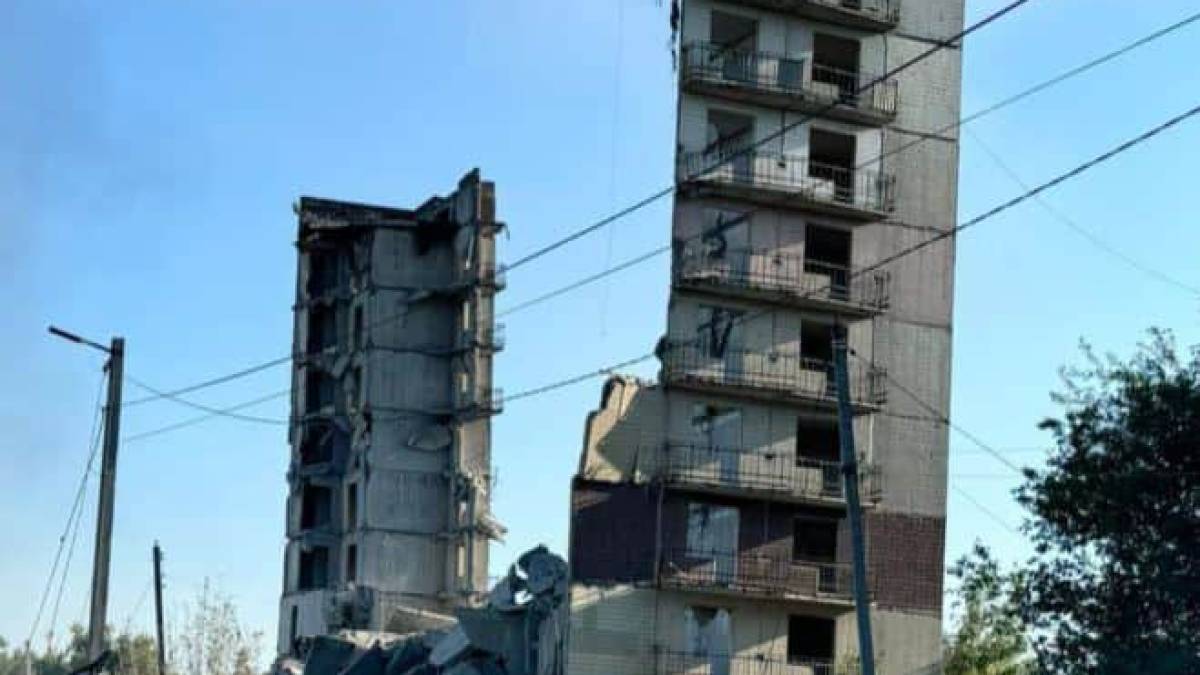 росіяни вдарили по 9-поверхівці у Мирнограді, один загиблий, четверо поранених — ОВА