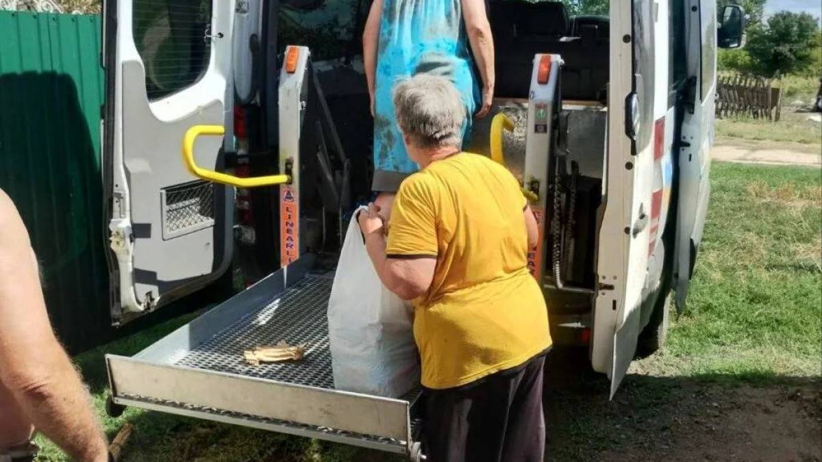 Волонтери з Запоріжжя допомагають евакуювати жителів Донеччини
