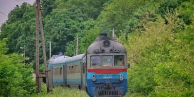 На Львівщині через шторм дерево впало на електричку, постраждали пасажири та залізничники