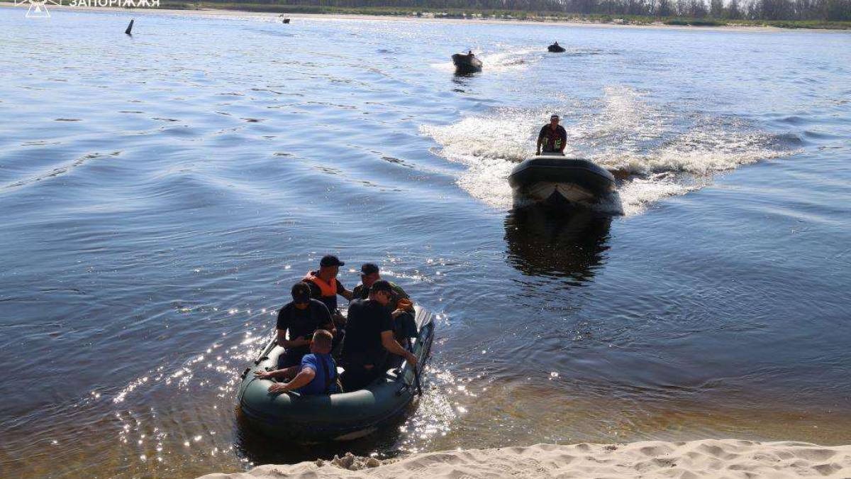 Рятувальники ліквідували пожежу в плавневій зоні річки Дніпро 18 серпня