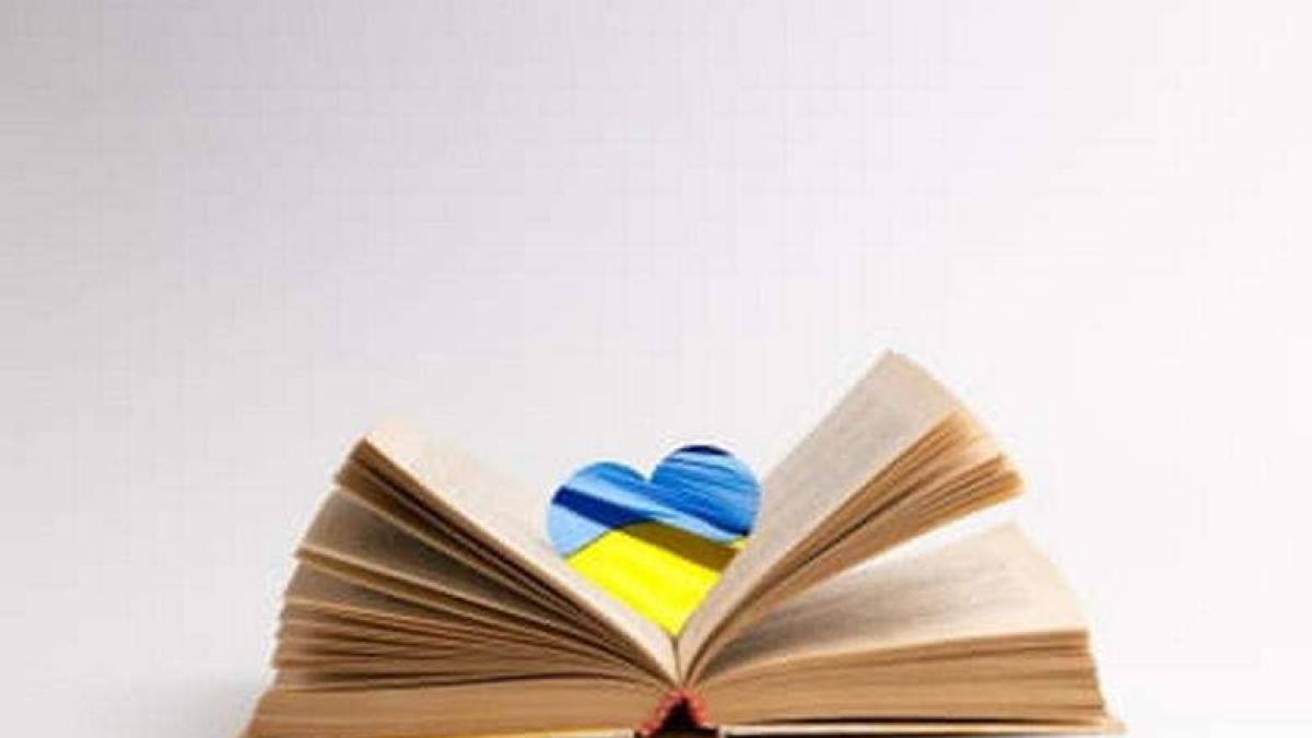 На окупованій частині запорізького краю патріоти збирають викинуті ворогом українські книги