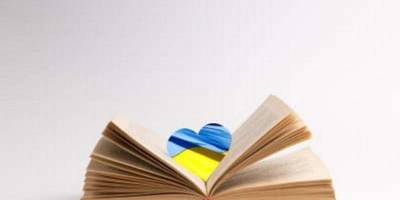 На окупованій частині запорізького краю патріоти збирають викинуті ворогом українські книги