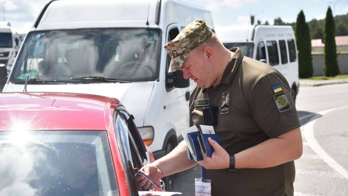 Ситуація в пунктах пропуску на західному кордоні: скільки виїхало-в’їхало за добу