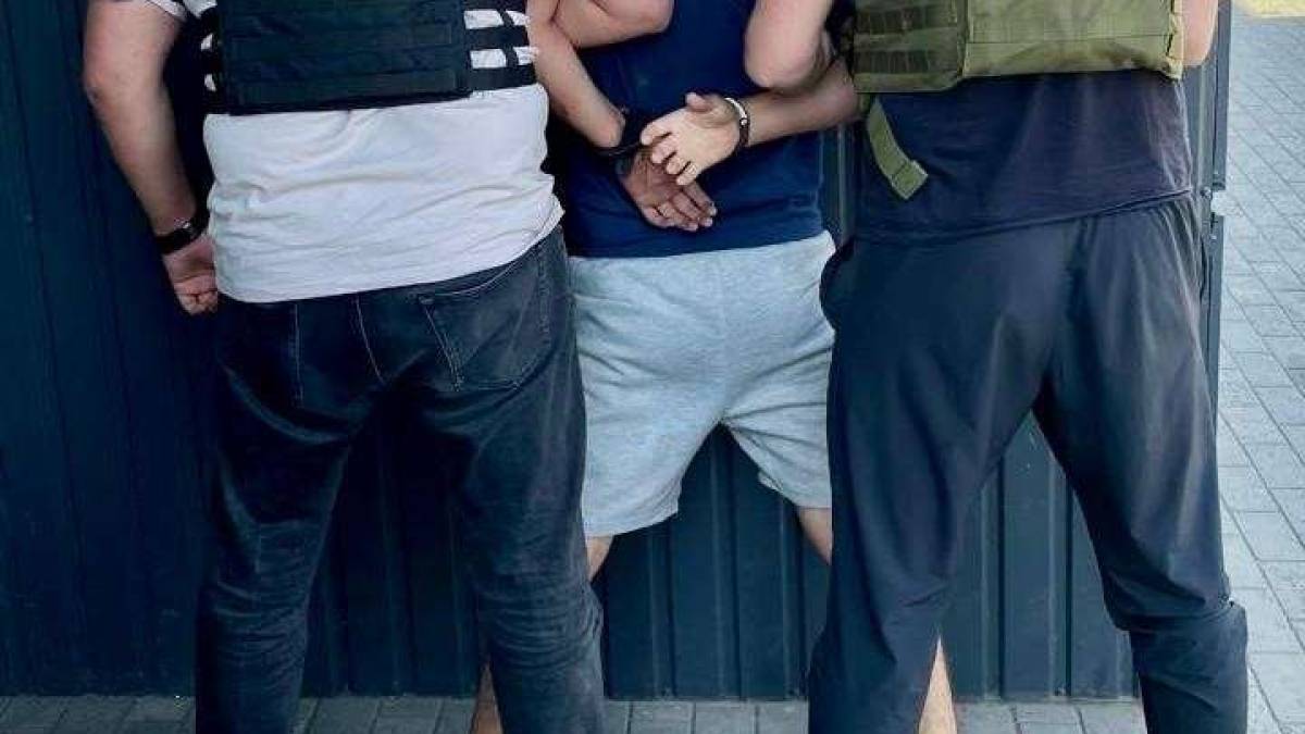 Мешканець Запоріжжя вимагав 6 тисяч доларів у військового
