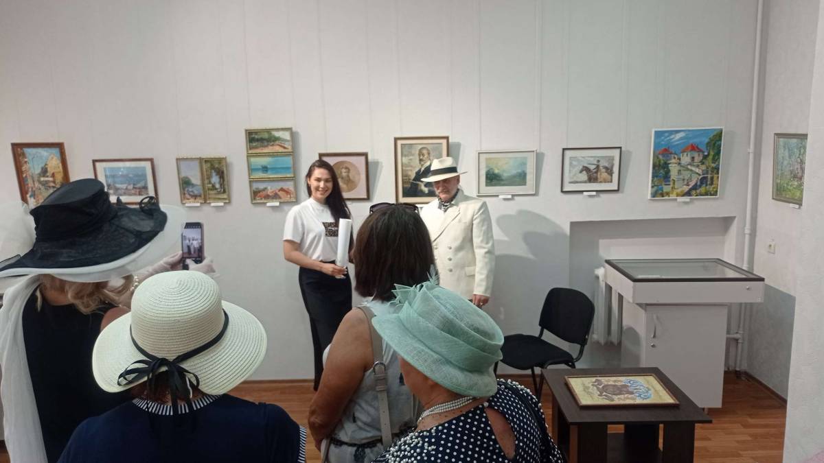 На виставку Геннадія Мінаєва завітали пані у капелюхах та сукнях «в пол»