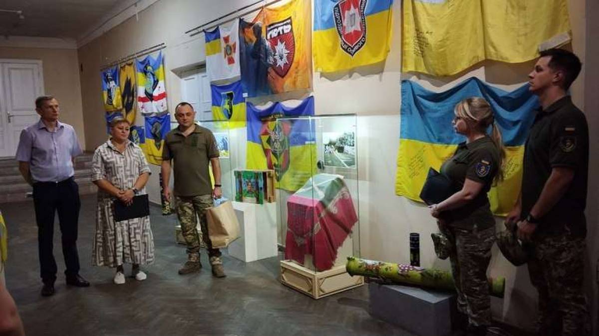 У Запорізькому краєзнавчому музеї відкрито виставку прапорів