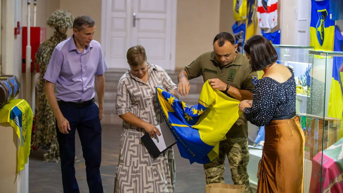 У Запоріжжі зібрали прапори українських бойових підрозділів (фото)