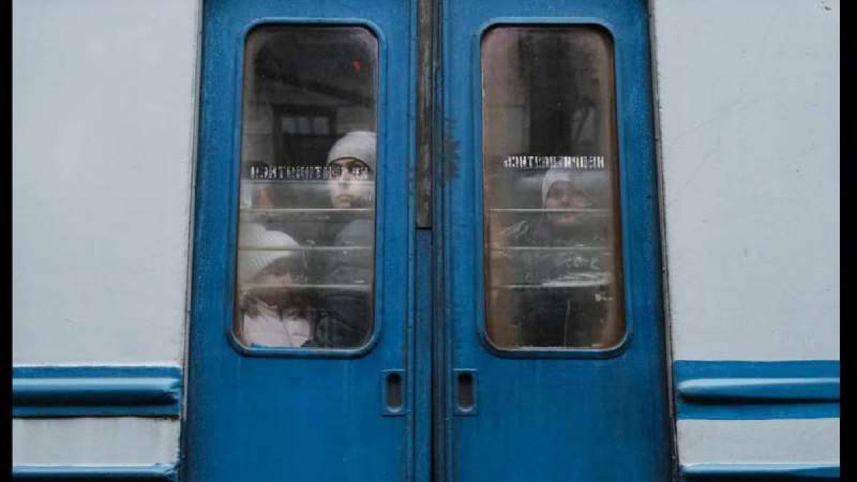 Книжку про росіян, що покидають росію, проілюстрували фото українських біженців від війни: хто відповість?