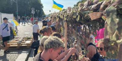 У Берліні в День Незалежності України плели маскувальну сітку