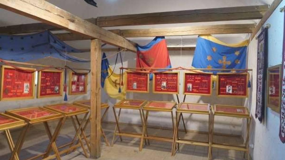 “Унікальна колекція хрестів України представлена на виставці в Запорізькій Січі”