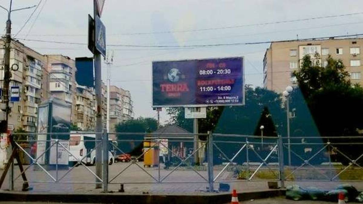 У Мелітополі окупанти встановлюють огородження, від чого місто стало нагадувати цвинтар