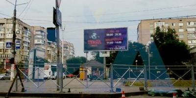 У Мелітополі окупанти встановлюють огородження, від чого місто стало нагадувати цвинтар
