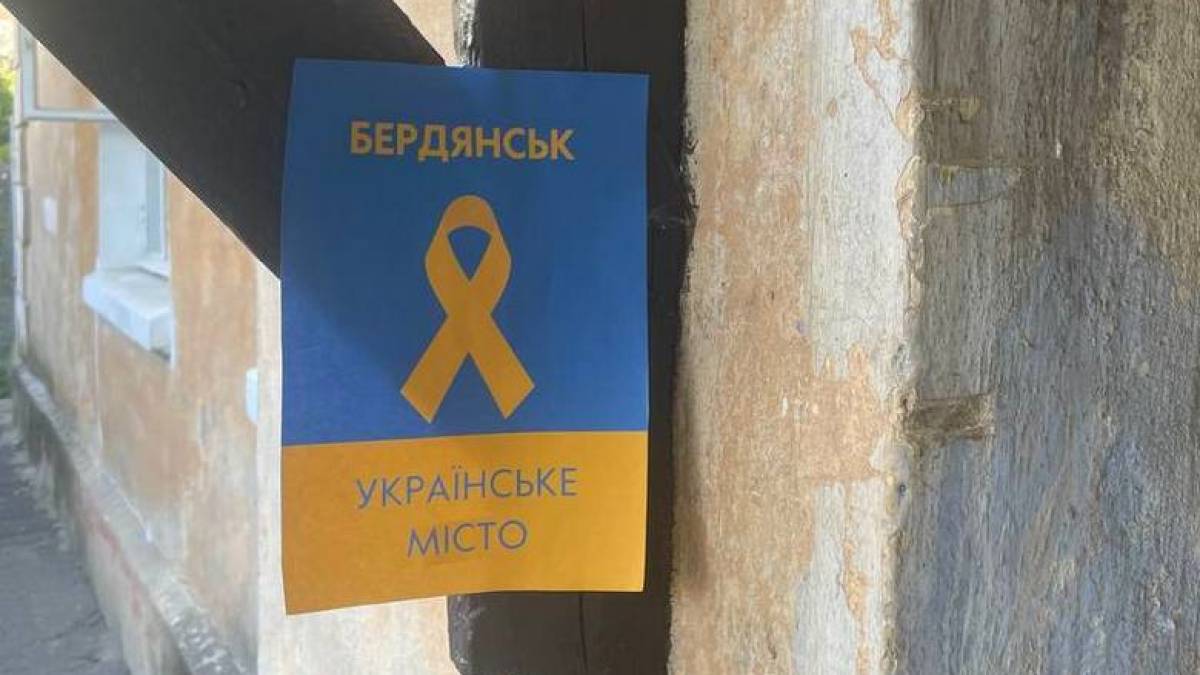 В окупованому Бердянську українські активісти розповсюдили листівки та патріотичні стрічки
