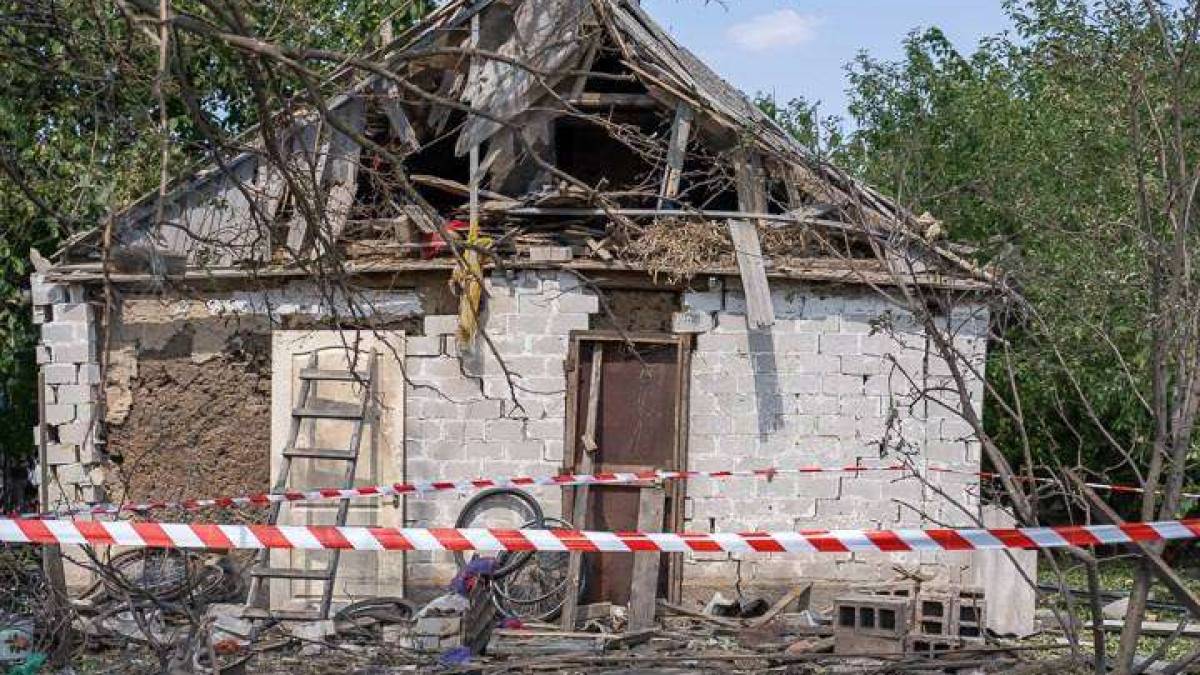 Наслідки ранкового російського обстрілу села у Вільнянській громаді 26 серпня – фото