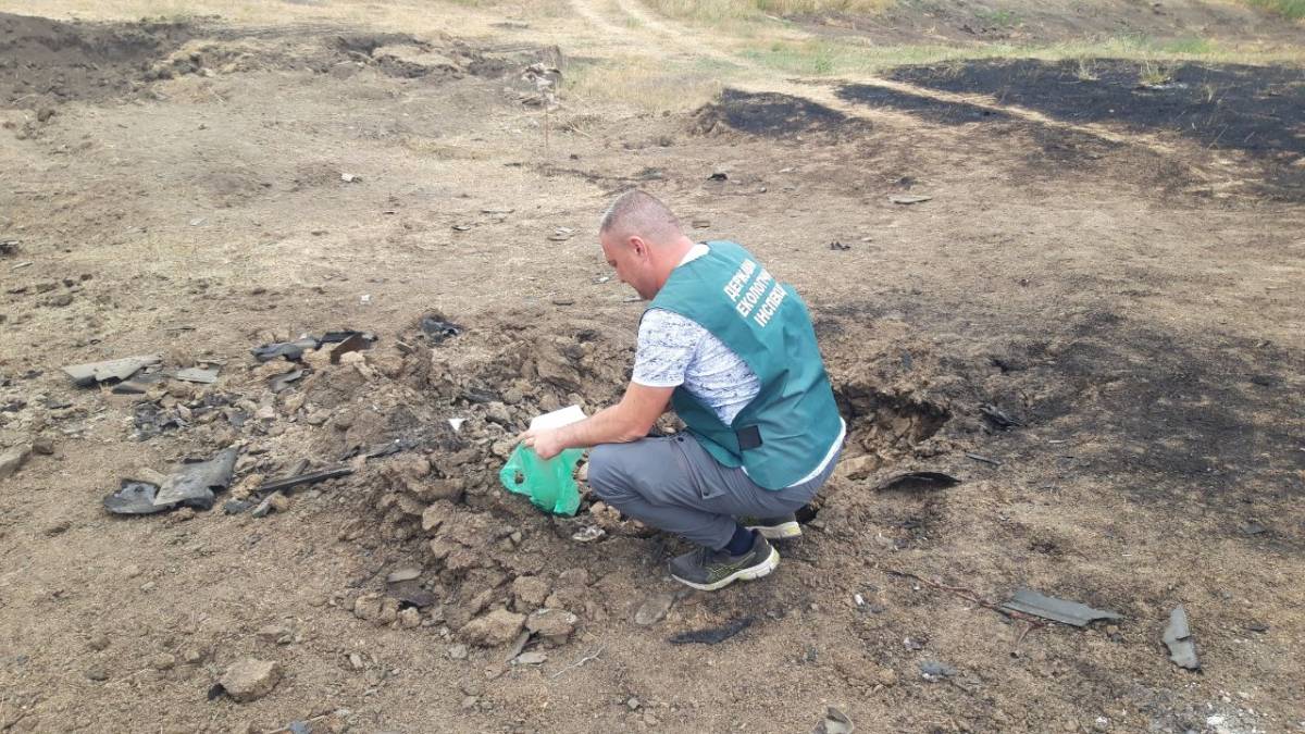 Екологічна інспекція Запоріжжя досліджує наслідки влучань ворожих дронів