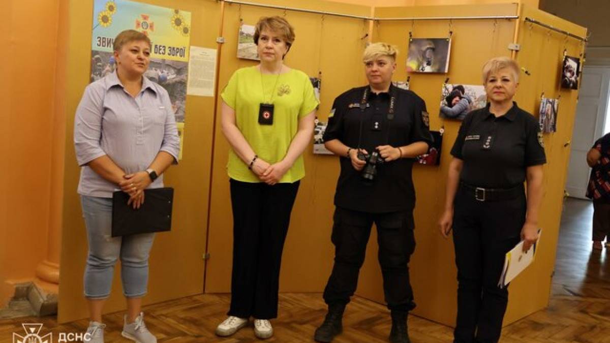 У Запорізькому краєзнавчому музеї стартувала фотодокументальна виставка «Звичайні герої без зброї»