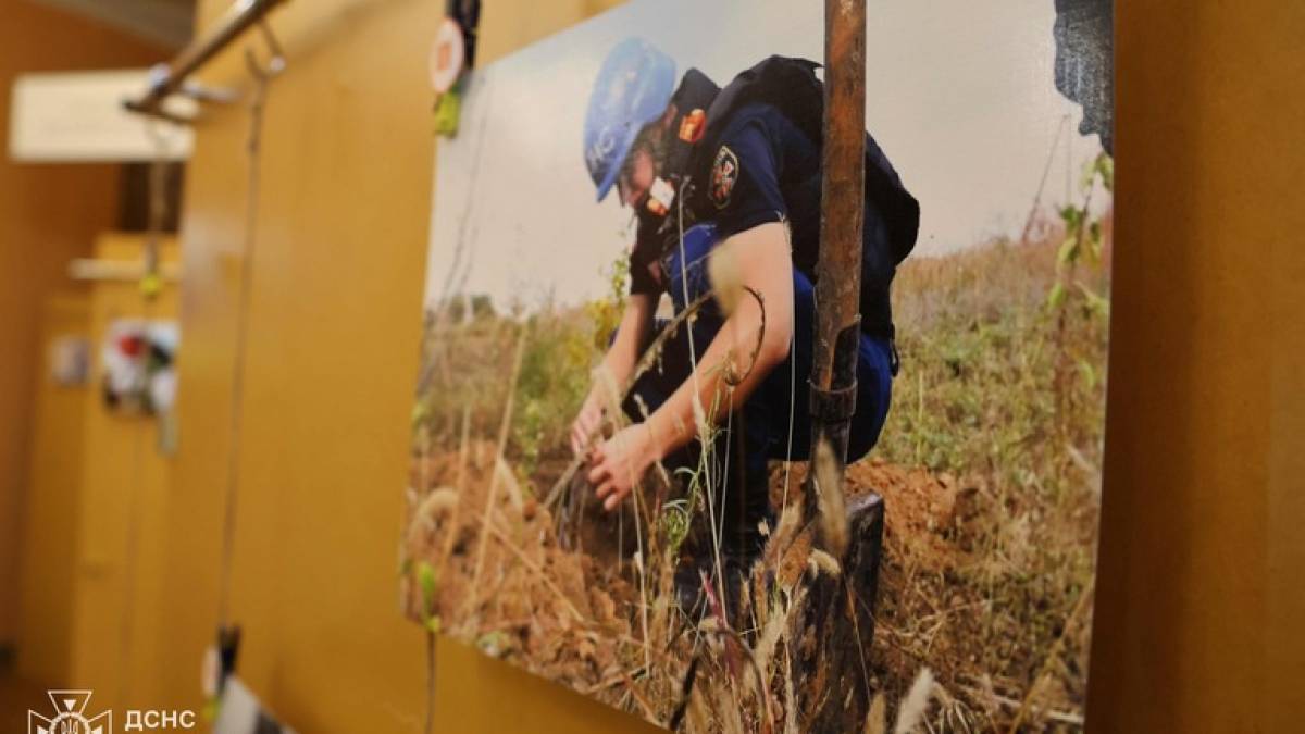 У Запорізькому краєзнавчому музеї відкрилася фотовиставка «Звичайні герої без зброї»