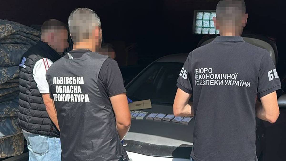На кордоні завадили ввезенню в Україну фальшивих доларів