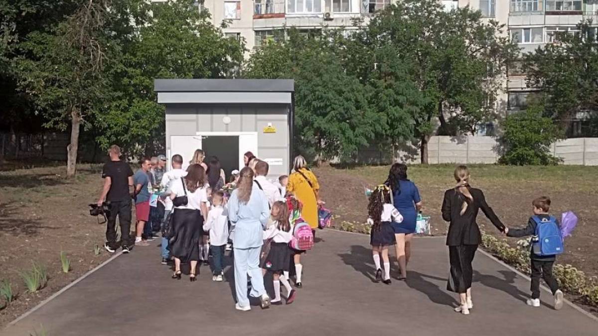 У Харкові 200 першачків пішли до підземної школи