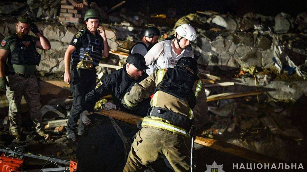 росіяни завдали ракетного удару по готельному комплексу Запоріжжя: загинули жінка з сином, чоловік і донька поранені – фото (ВІДЕО)