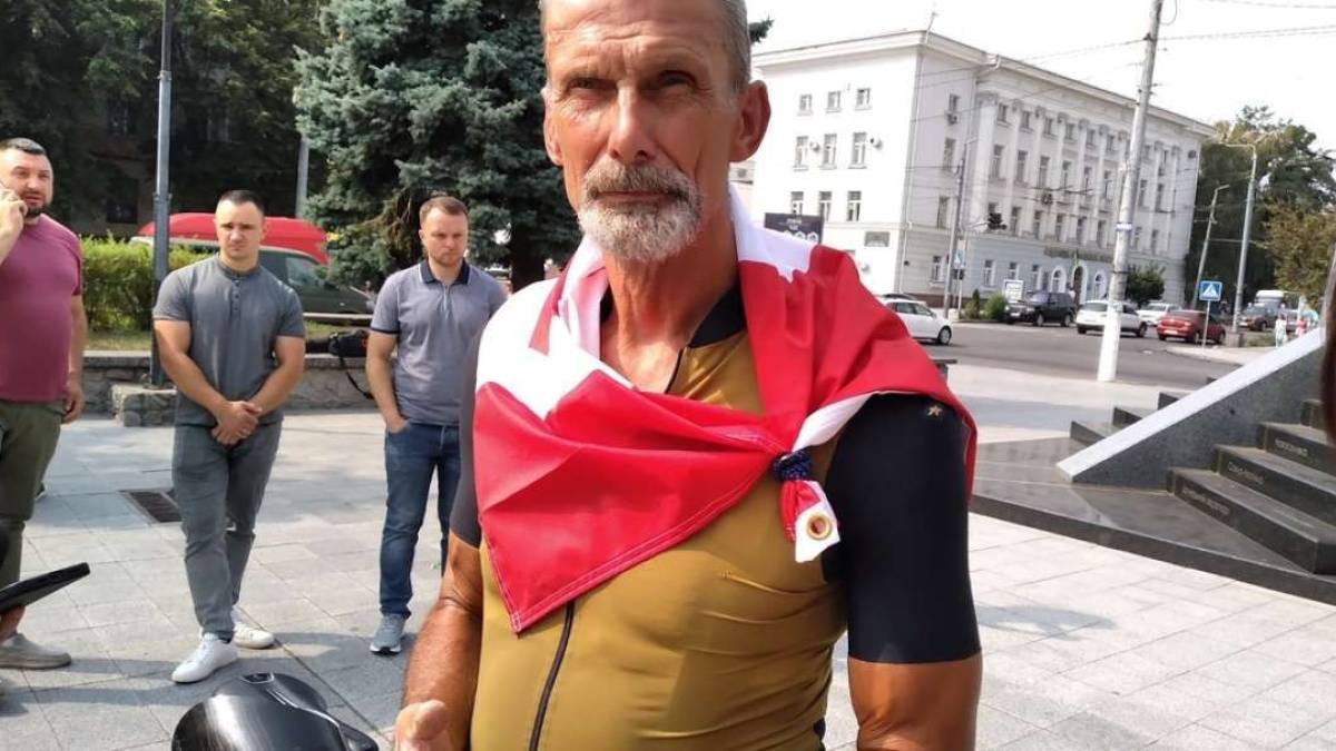 Ветеран-канадець, що збирає кошти на протезування військових, приїхав велосипедом у Житомир