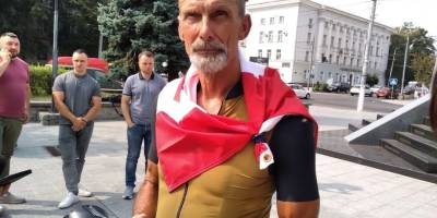 Ветеран-канадець, що збирає кошти на протезування військових, приїхав велосипедом у Житомир