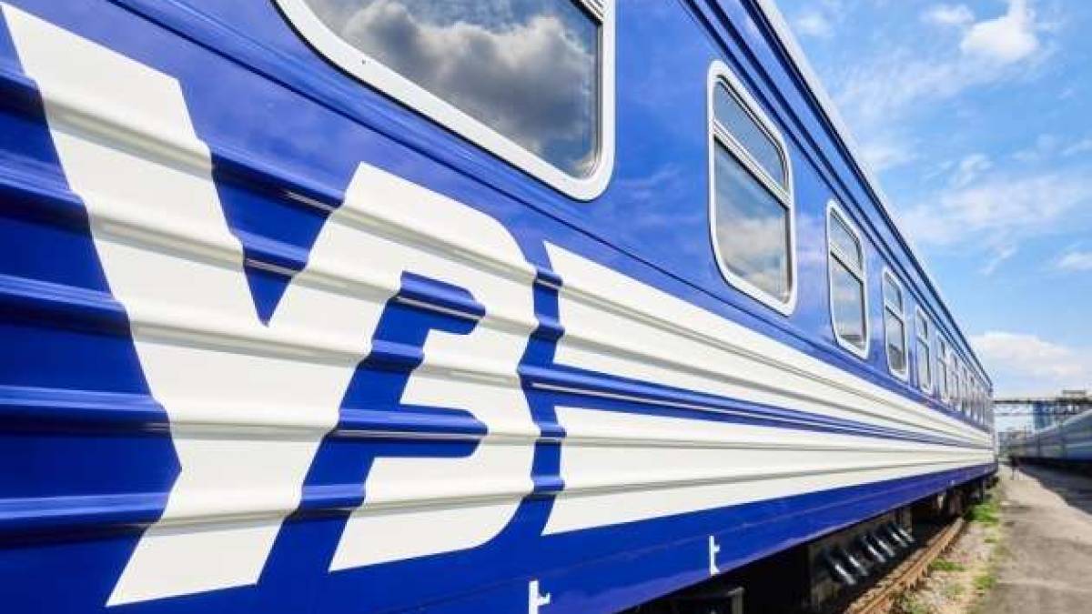 На Львівщині через ворожі обстріли знеструмлена залізниця — виведено резервні тепловози