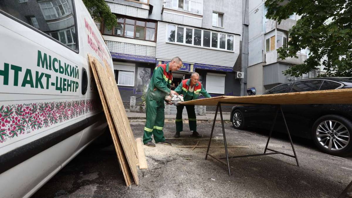 Комунальні служби Запоріжжя оперативно закрили вибиті вікна у житлових будинках