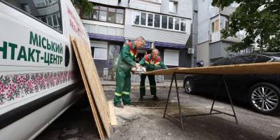 Комунальні служби Запоріжжя оперативно закрили вибиті вікна у житлових будинках