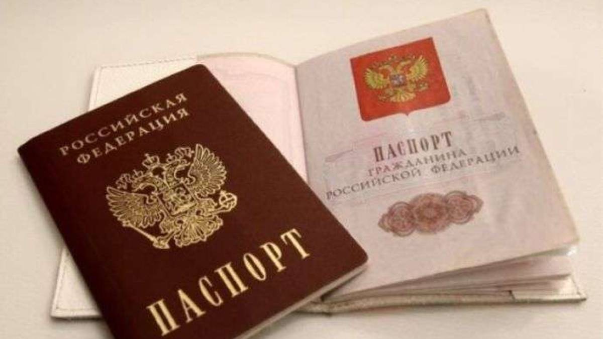 Окупанти на Запоріжжі погрожують депортацією місцевим, які відмовляться від російських паспортів