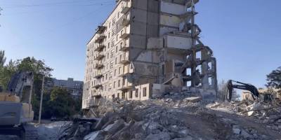Демонтаж зруйнованих російськими обстрілами двох під’їздів на вулиці Зестафонській 8 у Запоріжжі