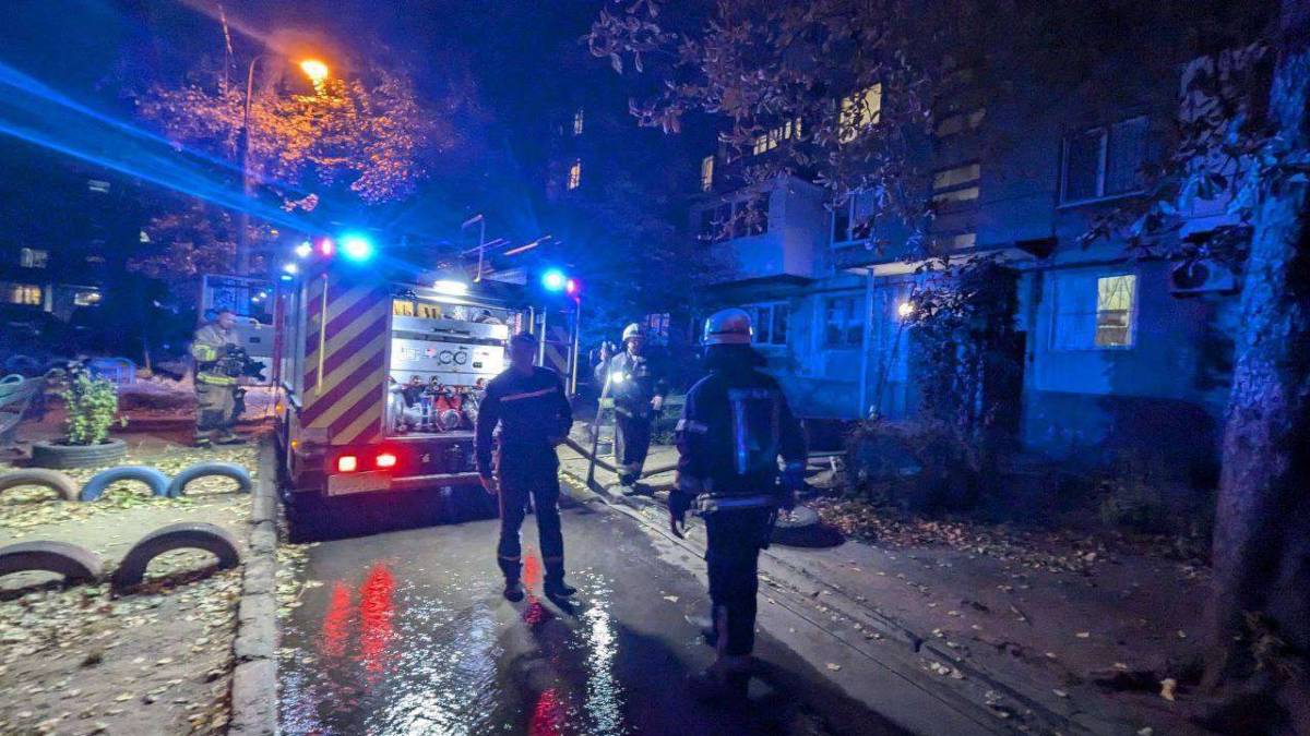 Надзвичайники врятували жінку під час пожежі в Запоріжжі, ще 5 осіб вийшли самостійно