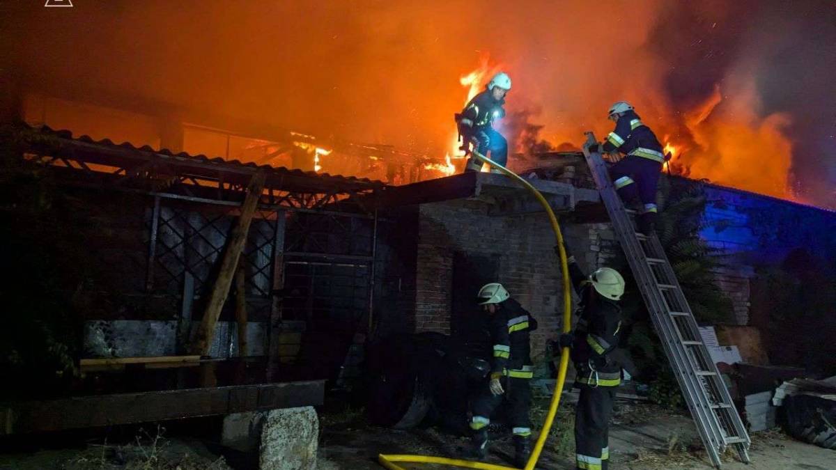 У Запоріжжі ДСНС ліквідували масштабну пожежу в складському приміщенні