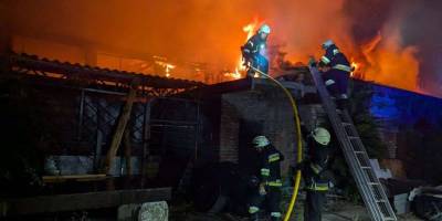 У Запоріжжі ДСНС ліквідували масштабну пожежу в складському приміщенні