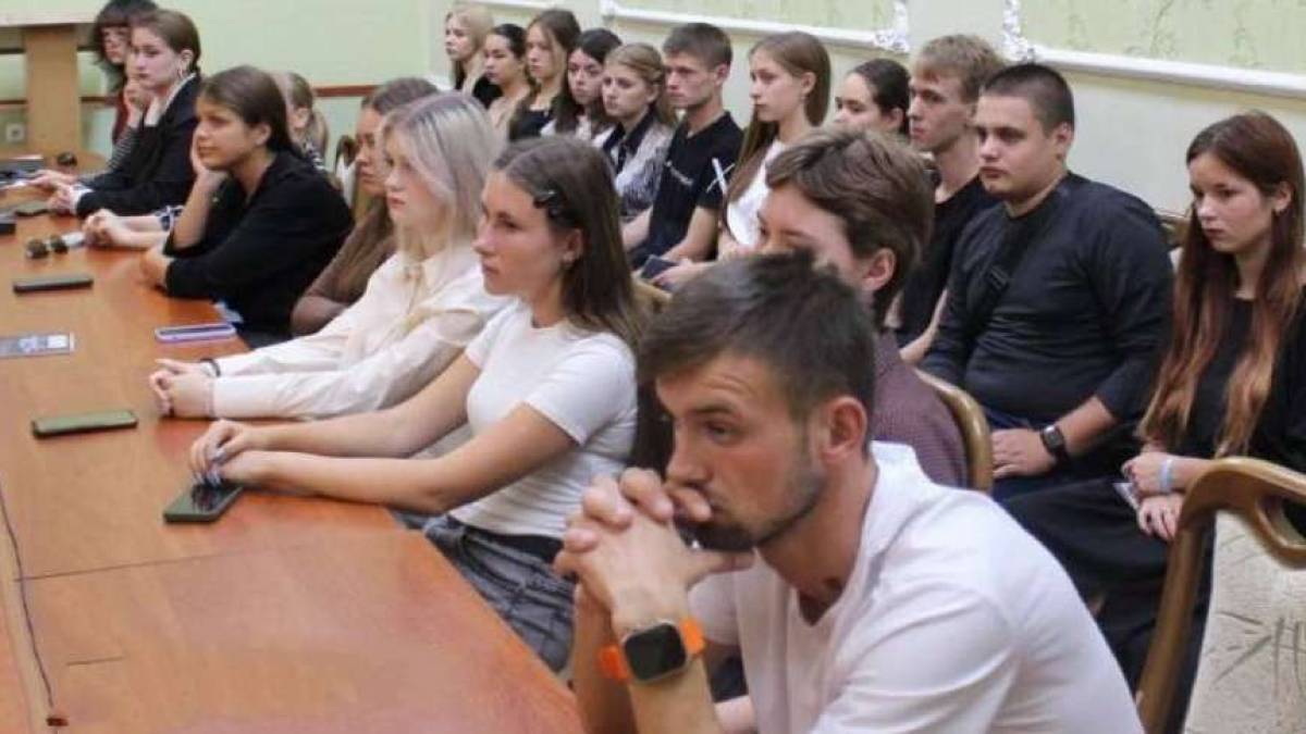 В окупованому Бердянську студентів вербують до молодіжних пропагандистських організацій ворога