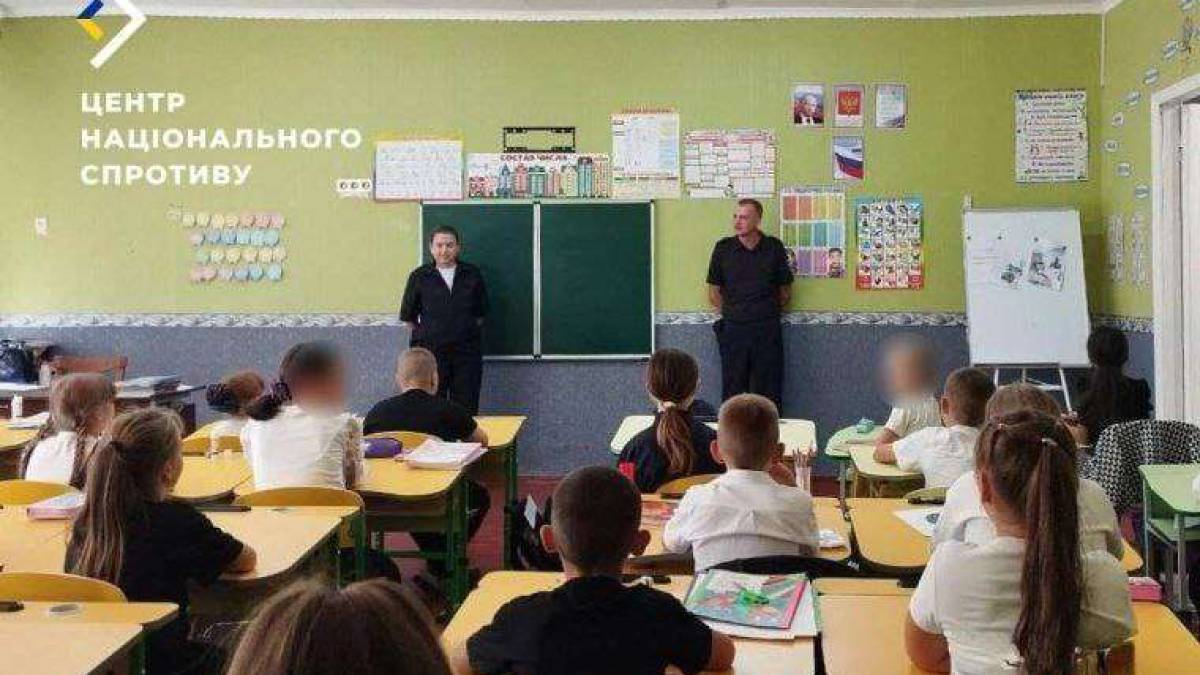 На окупованому Запоріжжі поліцаї виявлятимуть “неблагонадійних” у школах
