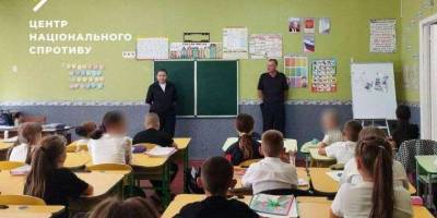 На окупованому Запоріжжі поліцаї виявлятимуть “неблагонадійних” у школах