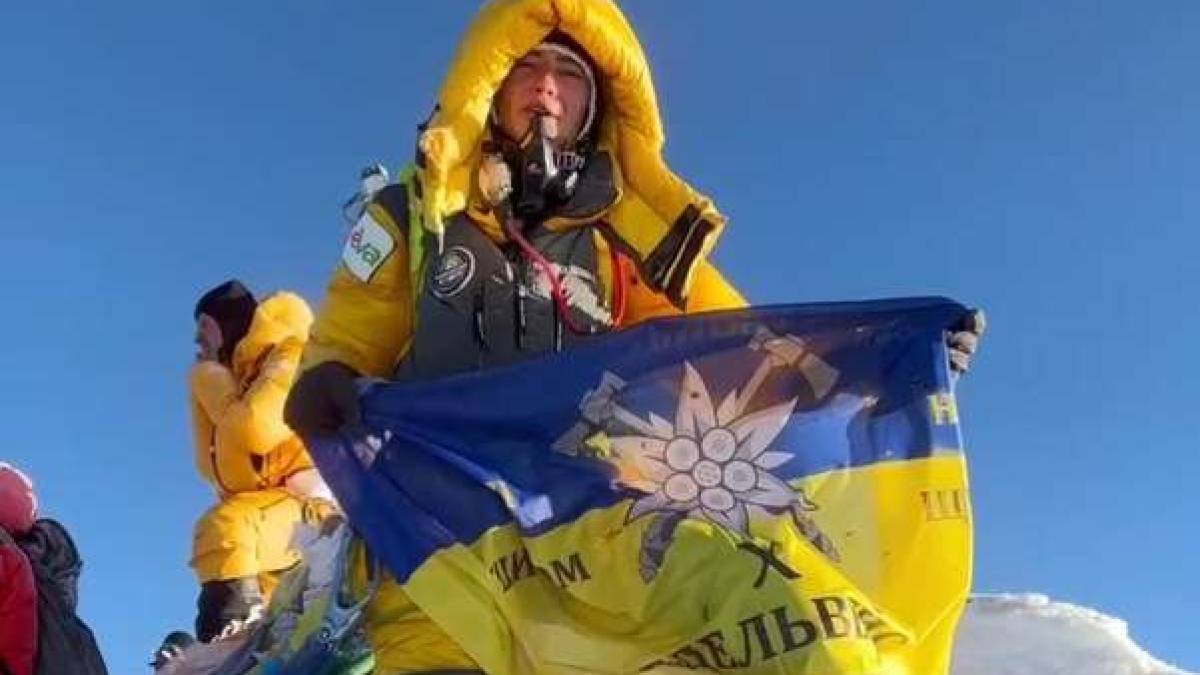 Побитий війною прапор – на найвищій вершині світу