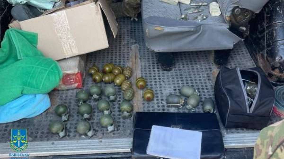 Батько й син із Запоріжжя торгували зброєю