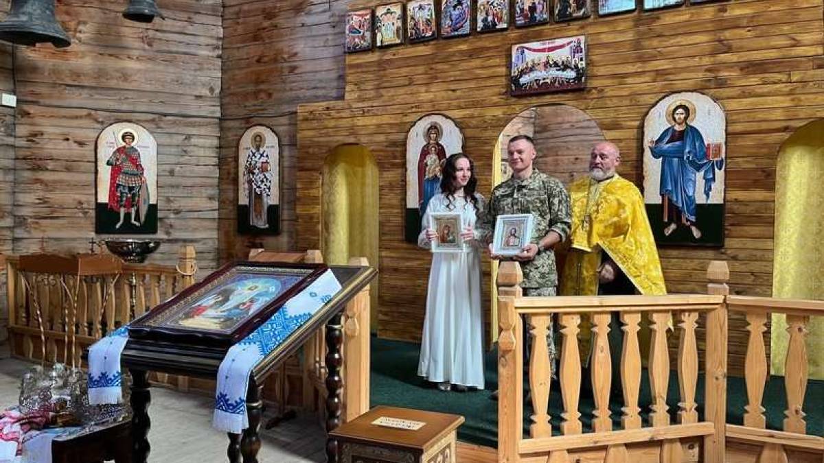У Запоріжжі на Хортиці обвінчалися військовий та переселенка
