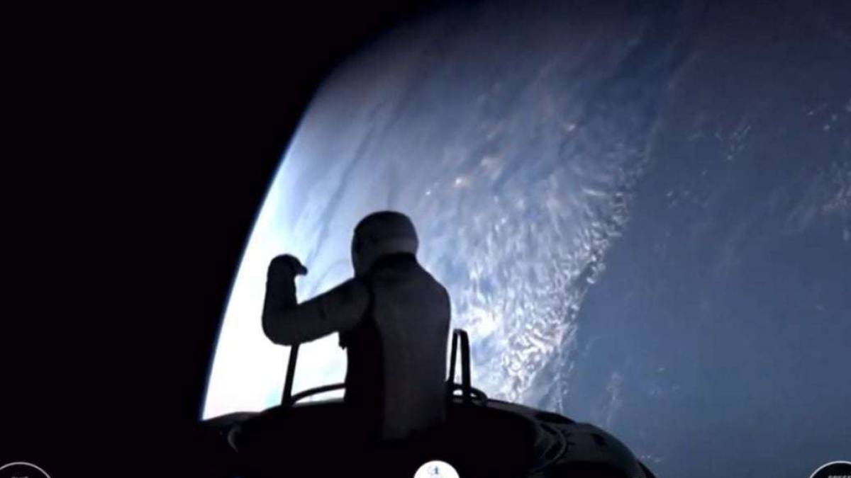 Туристи вперше в історії вийшли у відкритий космос —  SpaceX