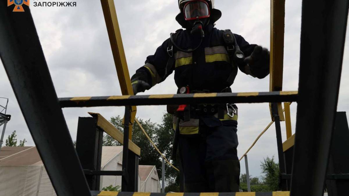 Запорізькі рятувальники вдосконалюють навички на вогневій психологічній смузі