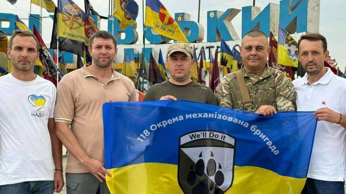Захисникам Запоріжжя волонтери передали обладнання та техніку (фото)