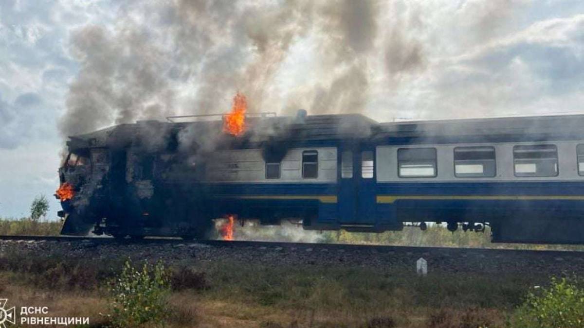 На Рівненщині загорівся пасажирський потяг:  фото
