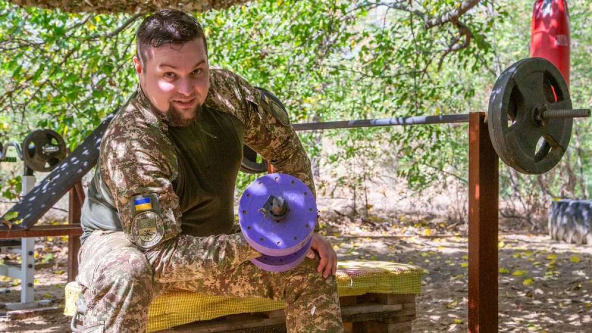 Щоб бути завжди у формі, гвардійці із Запоріжжя облаштовують спортмайданчики навіть на бойових позиціях